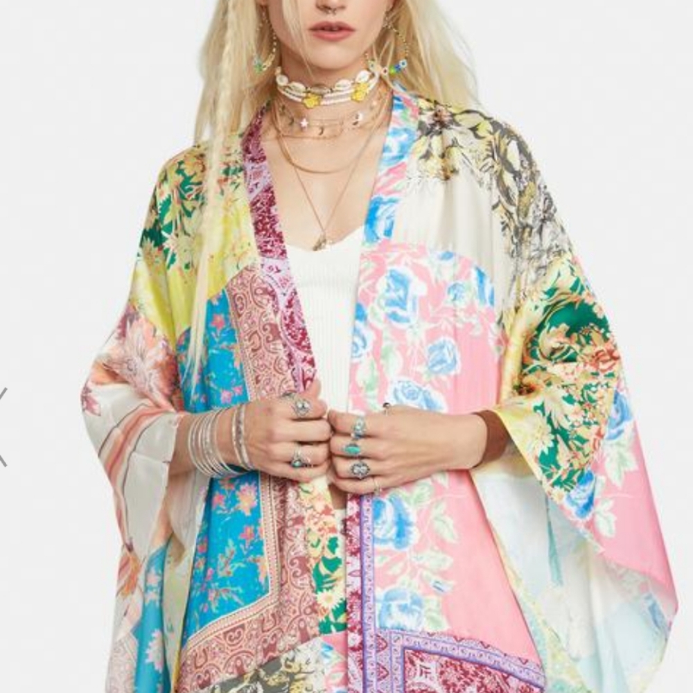Free People Patched With Love Robe Kimono Mixed Floral Magic Combo Color M/L NWT - Picture 12 of 15